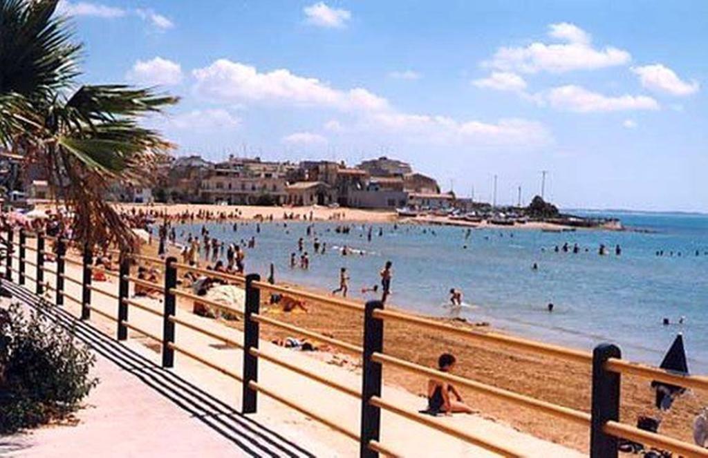 B&B Alloggi Buonasera Pozzallo Bagian luar foto